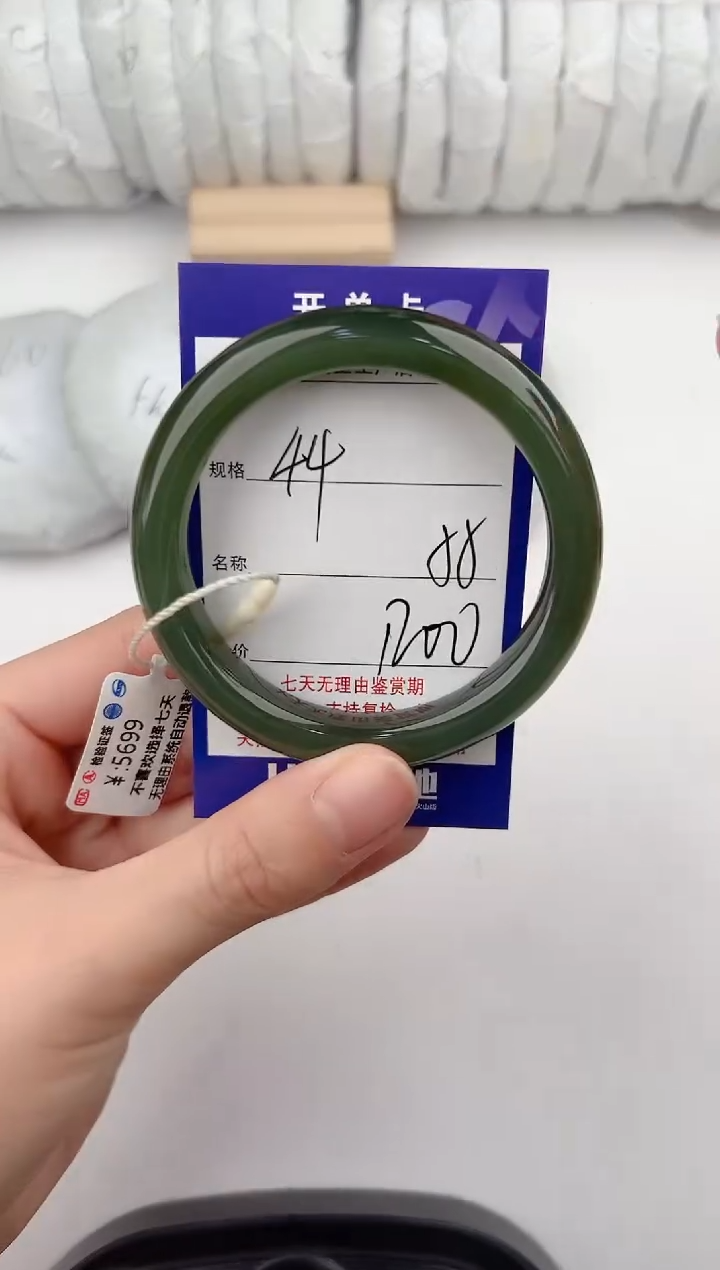 【闪购商品】和田玉手镯未镶嵌44颜色微差无瑕疵