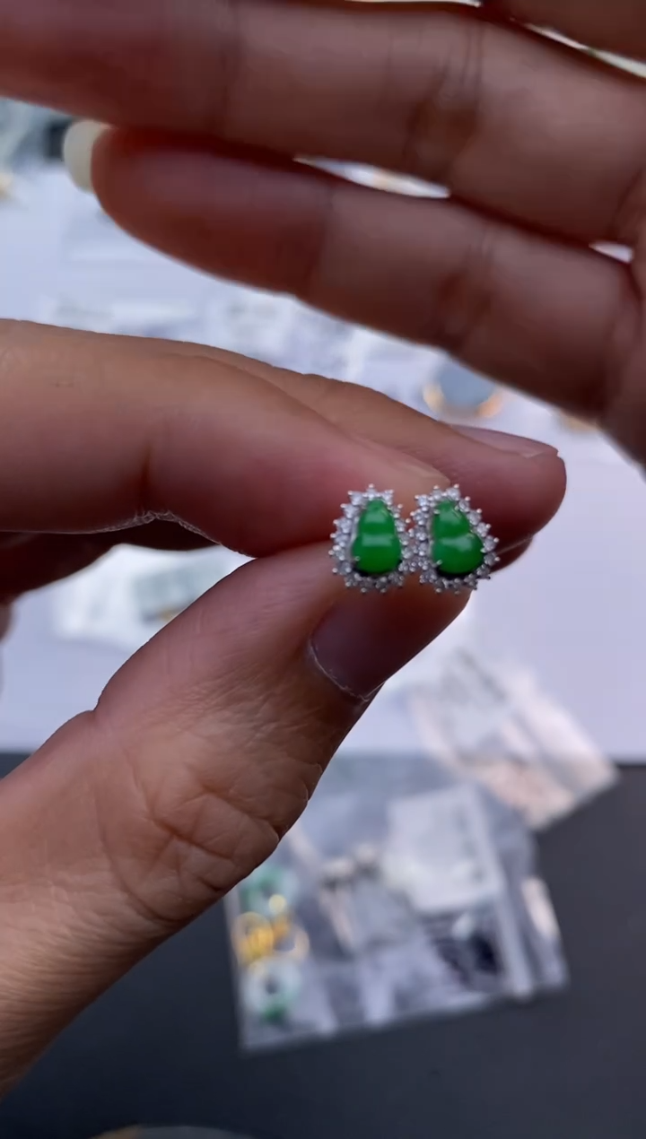 18K金镶嵌翡翠耳钉小*号48小时鉴赏期 退货不扣服务费