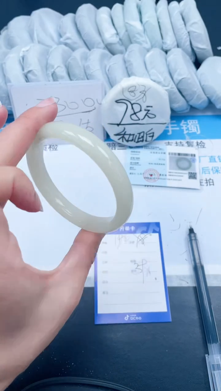 【闪购商品】石英质玉手镯未镶嵌192-62.5