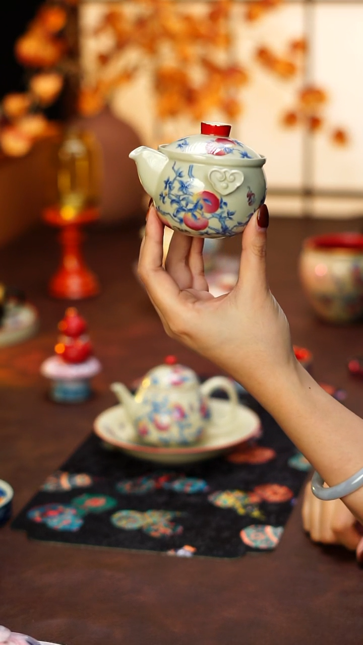 双色釉九桃五福手抓壶