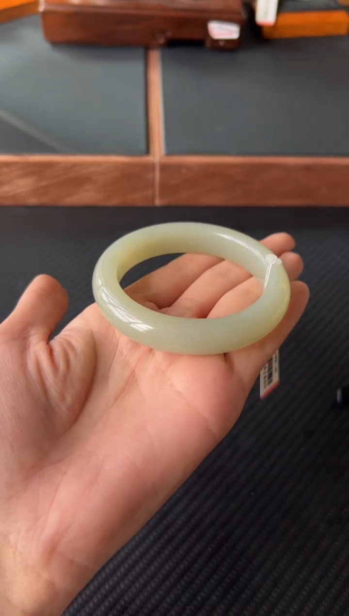 和田玉未镶嵌手镯且末微色差近矿57+