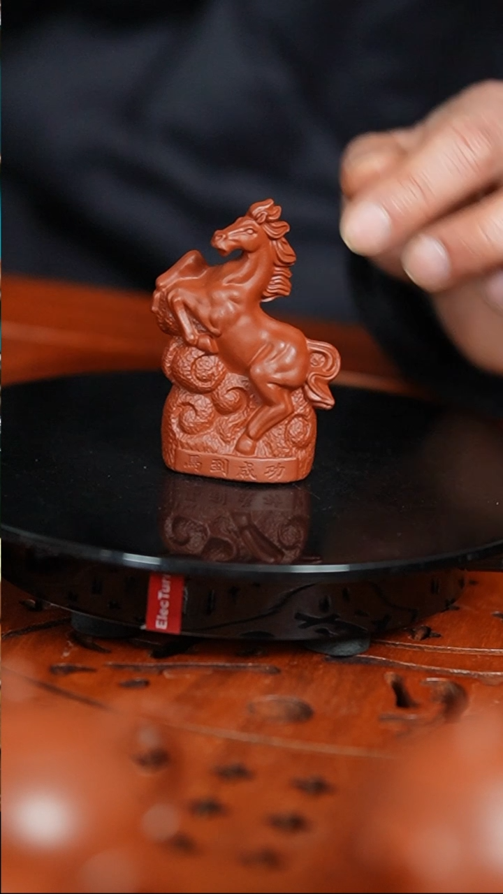 【闪购商品】紫砂茶宠朱泥刻绘马到成功精品摆件