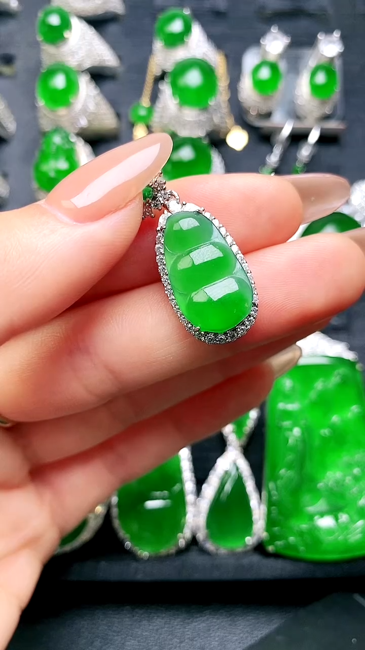 【闪购商品】翡翠吊坠(赠链)未镶嵌吊坠