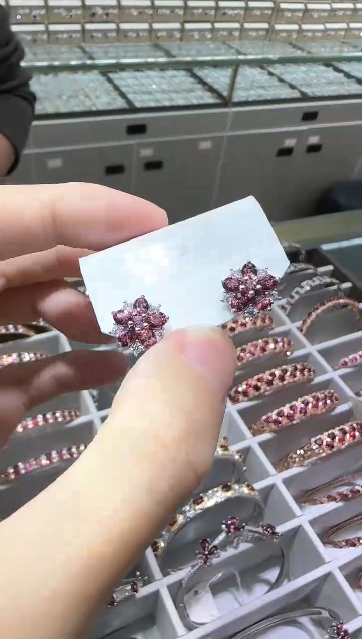 【闪购商品】石榴石耳饰银S925镶嵌耳钉