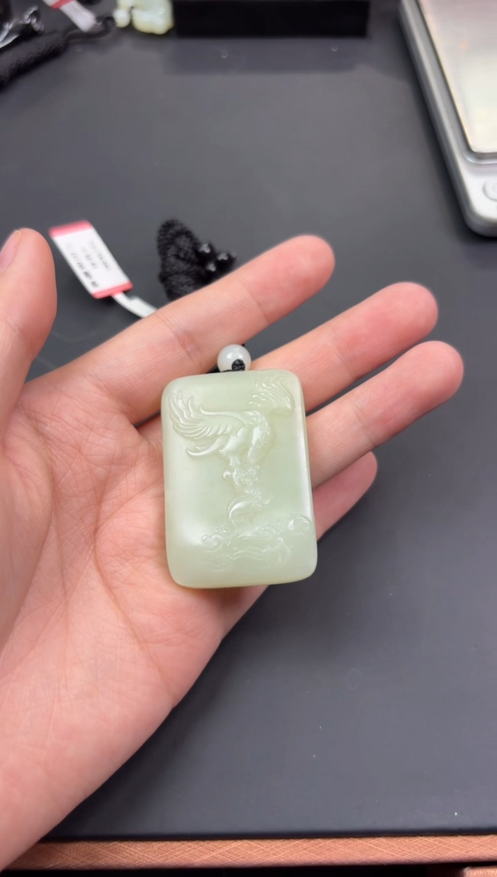 【闪购商品】和田玉吊坠(赠链)未镶嵌且末微色差迪克兰吊坠