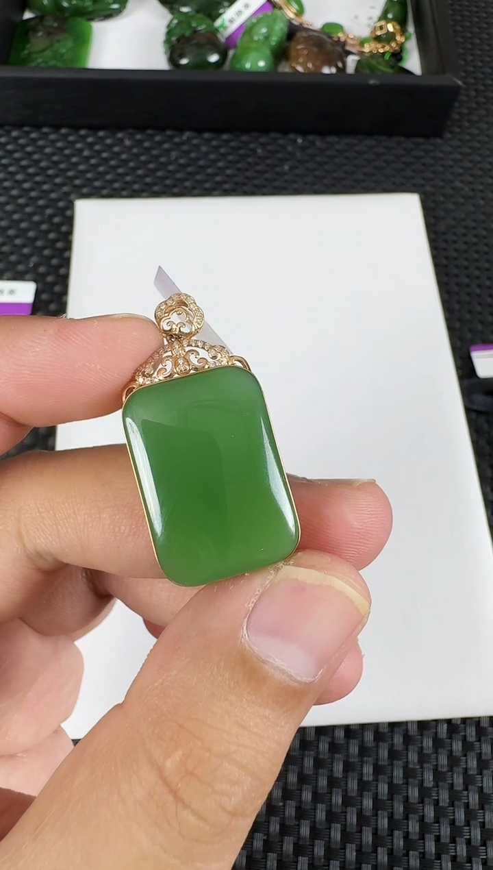 【闪购商品】和田玉吊坠18K金镶嵌粉绿起荧光无事牌