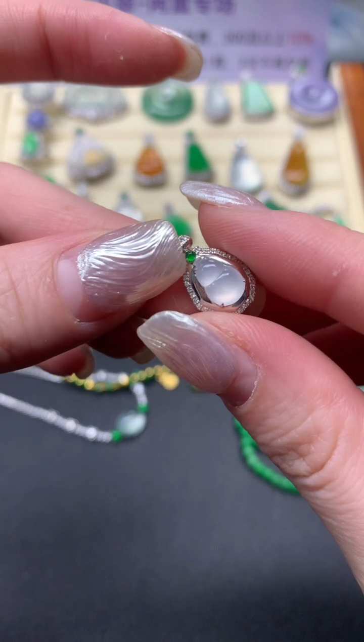 【闪购商品】翡翠吊坠(不含链)18K金镶嵌吊坠|900+90