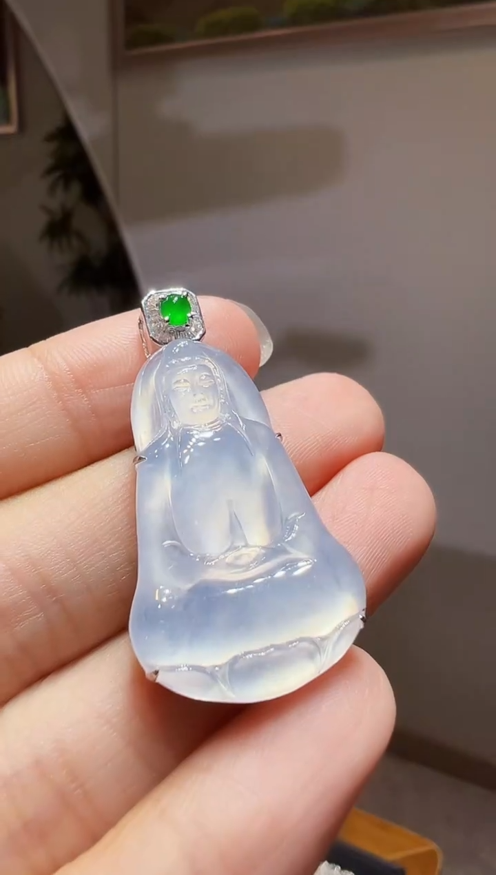 颈饰18K金镶嵌翡翠观音