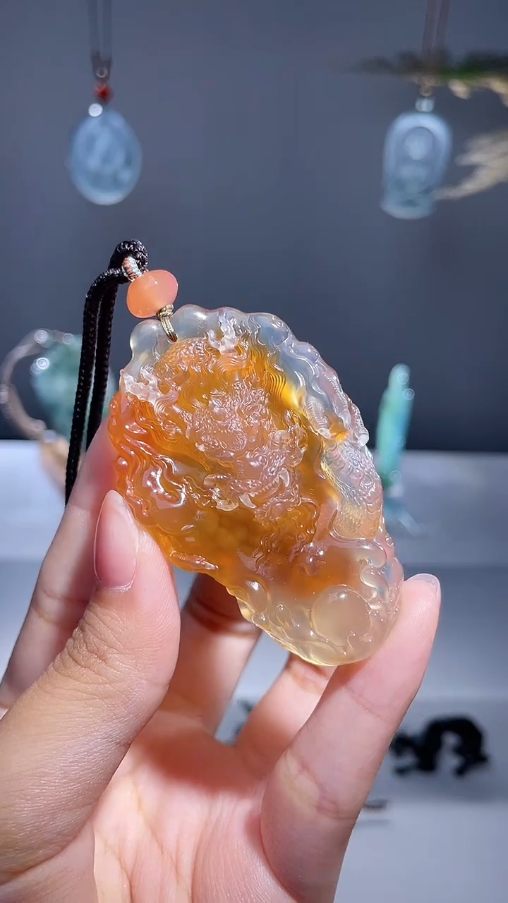 未镶嵌颈饰玛瑙/玉髓龙牌