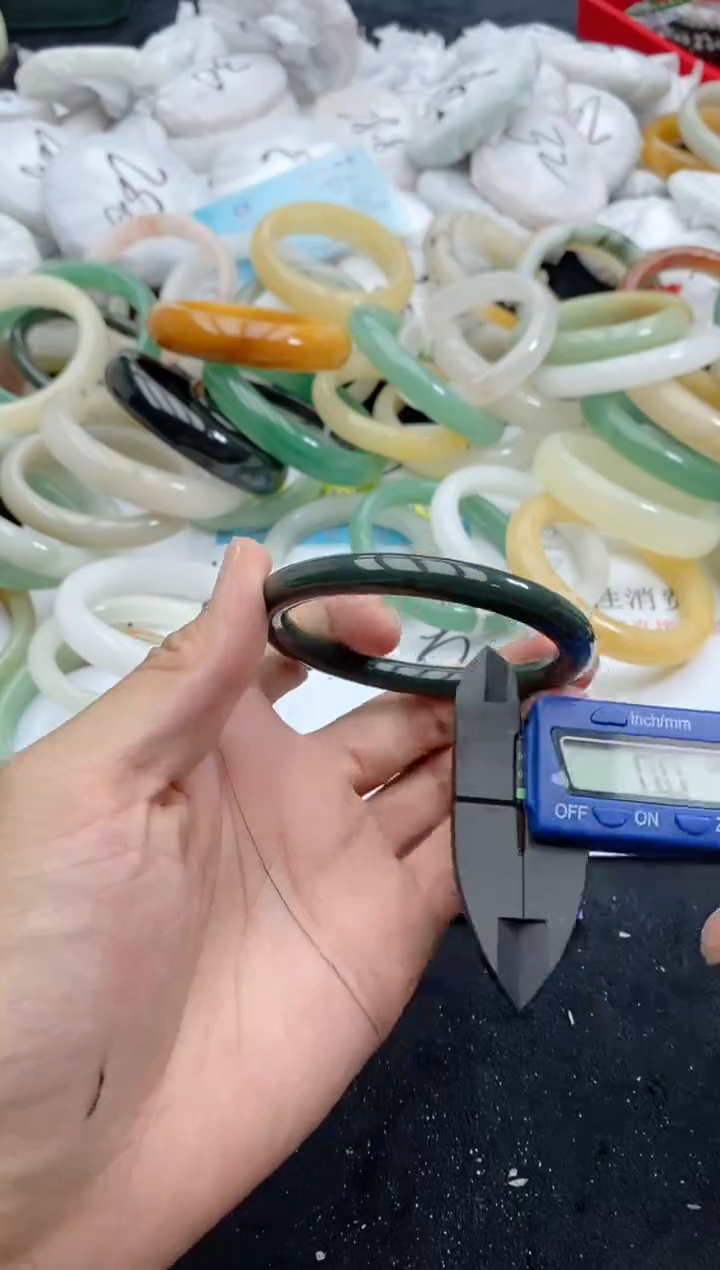 【闪购商品】石英质玉手镯未镶嵌116+56-57