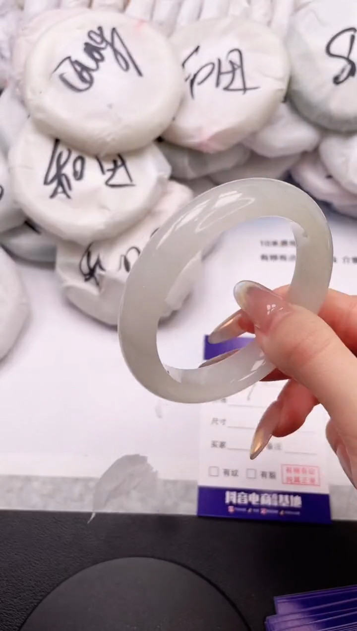 【闪购商品】石英质玉手镯未镶嵌23K90-56