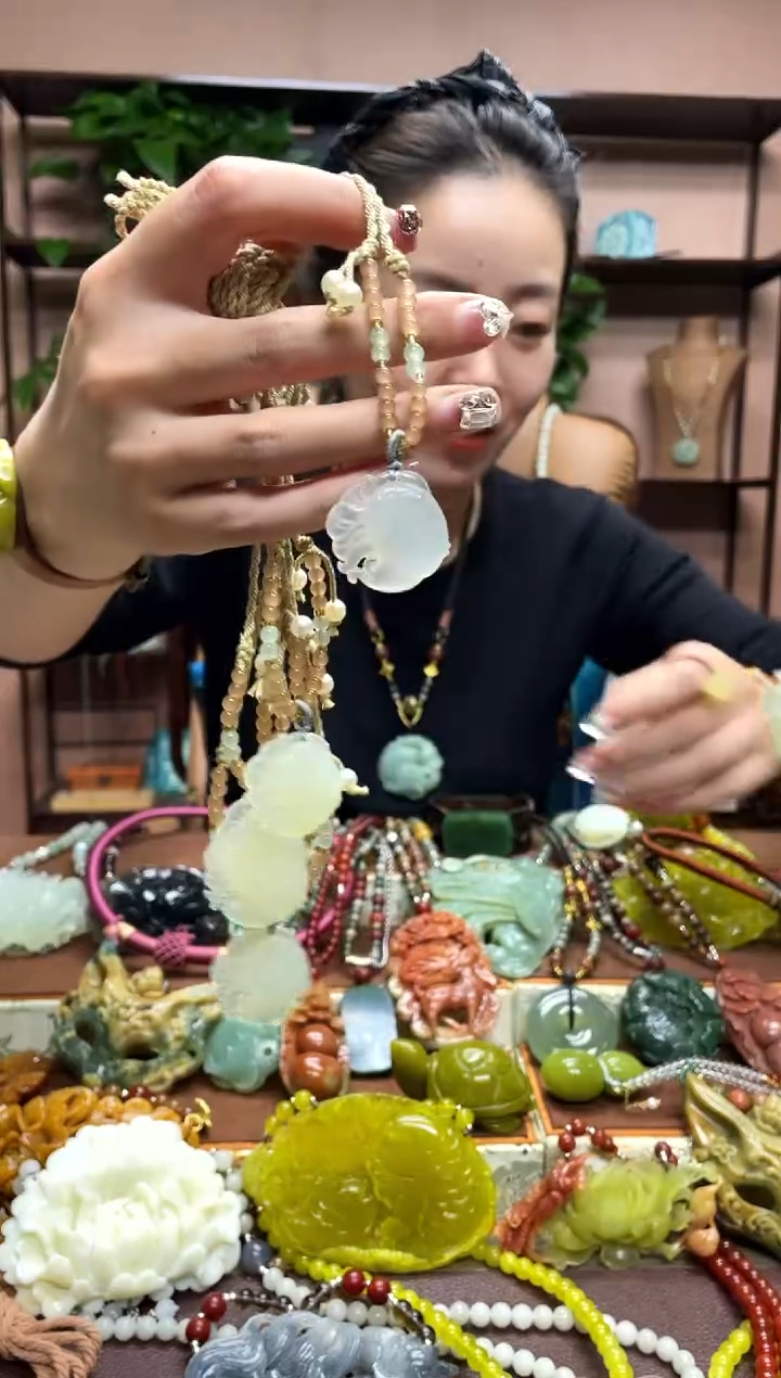 未镶嵌岫玉吊坠多样性发货发其中之一