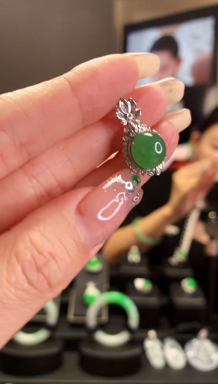 【闪购商品】翡翠吊坠(不含链)18K金镶嵌吊坠