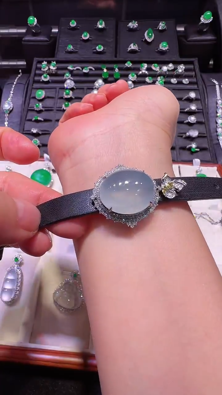 【闪购商品】翡翠吊坠(不含链)18K金镶嵌吊坠 手牌 两用