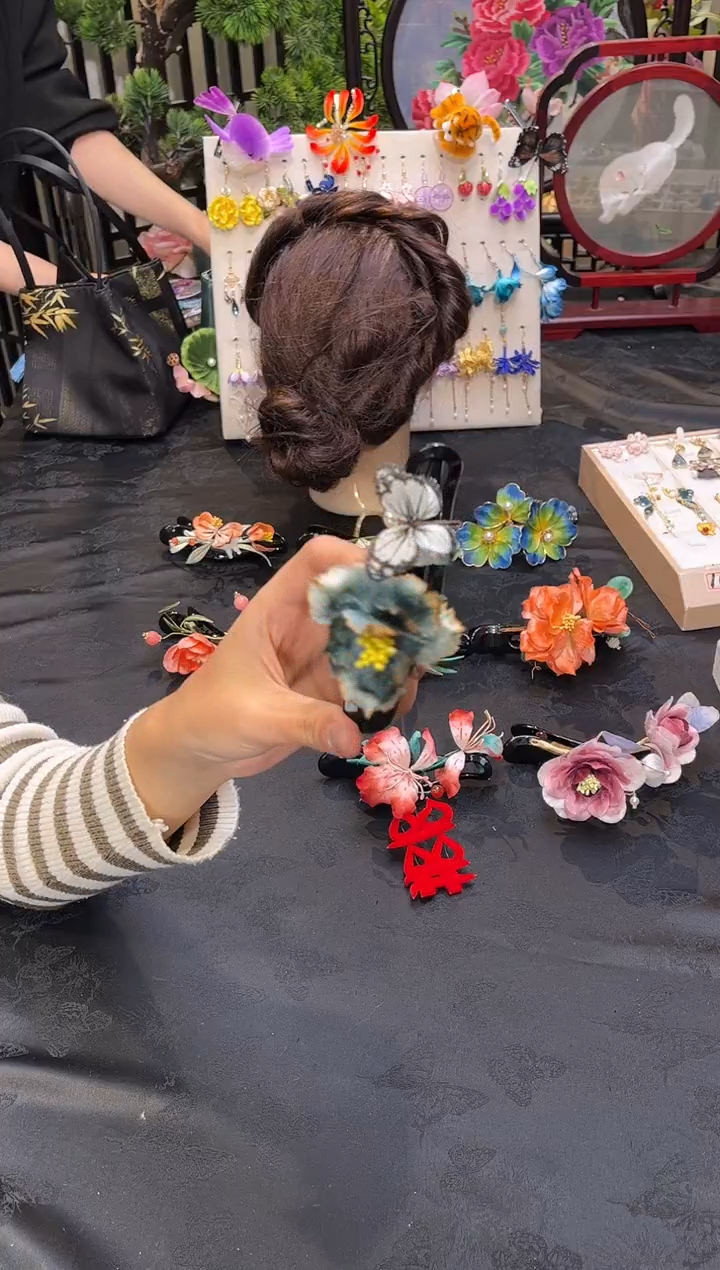 织绣清*?非遗绒花苏绣饰品