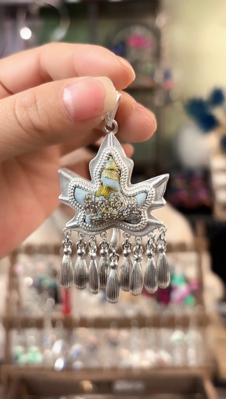 彩云南阁非遗老绣苗银饰品724