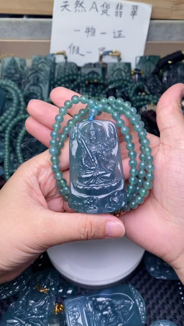 翡翠未镶嵌颈饰          