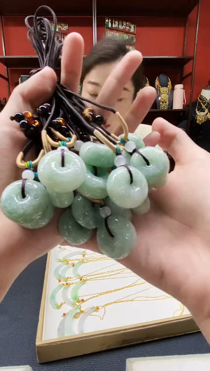 颈饰未镶嵌翡翠吊坠多样发其一
