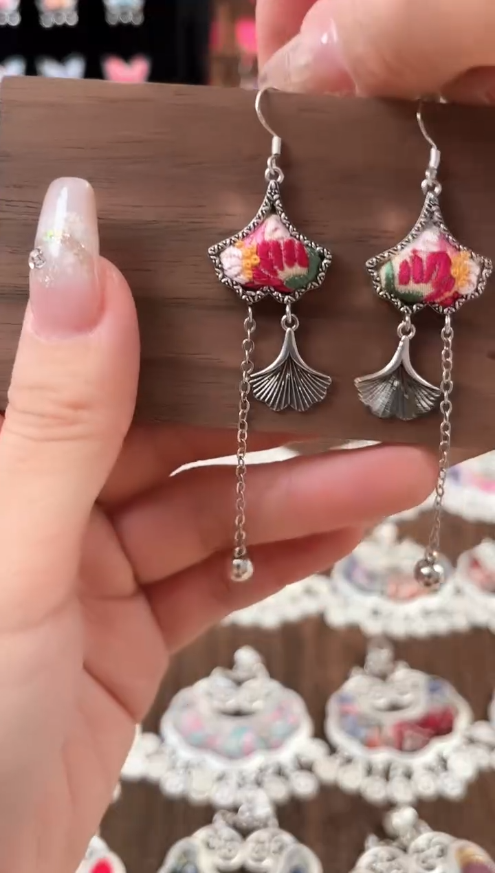 织绣非遗彩云南阁老绣饰品144