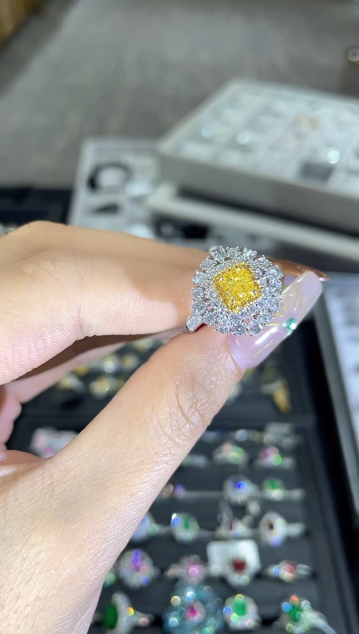 18K金镶嵌戒指钻石戒指