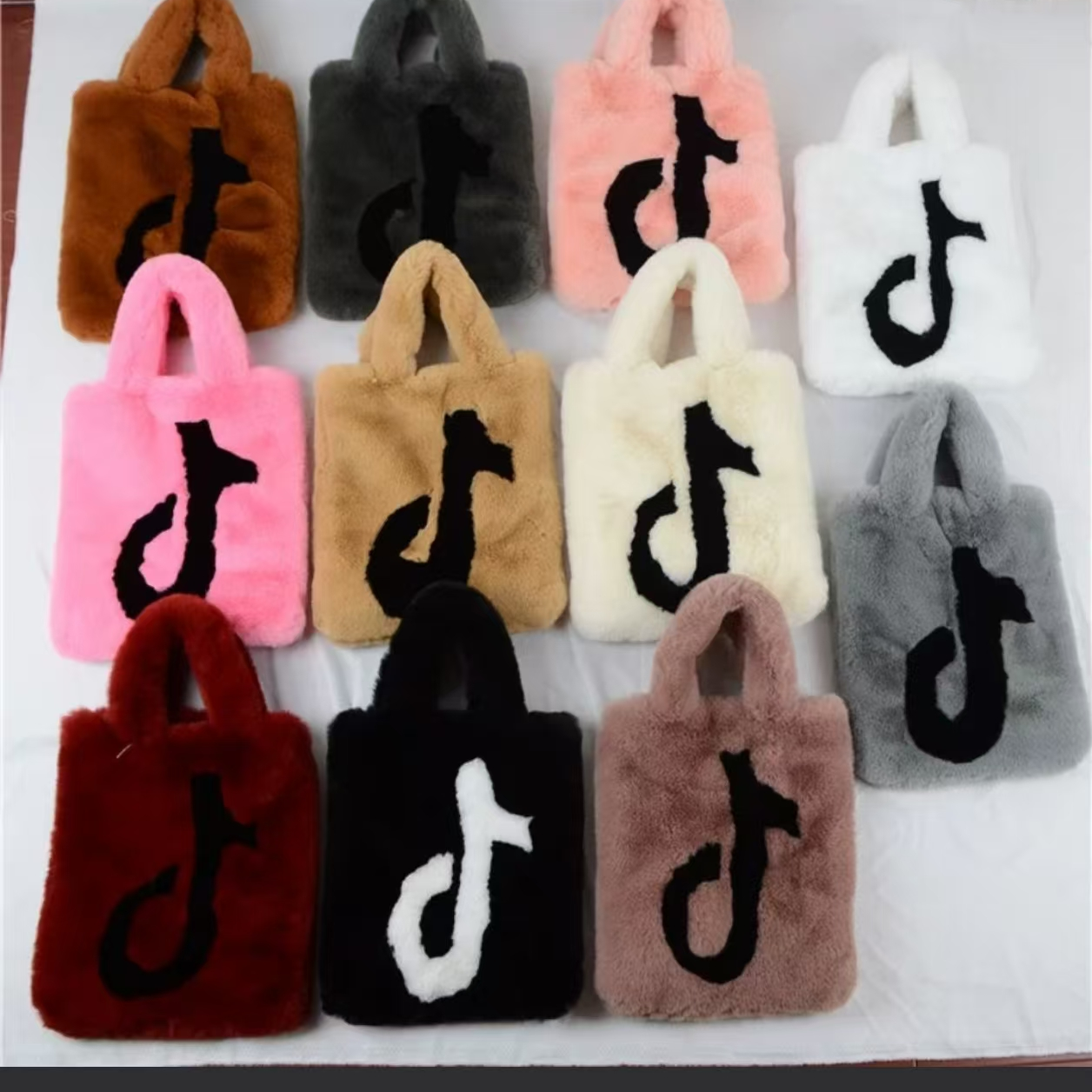 【高尚】抖音专属时尚床上周边用品-百搭毛毛包