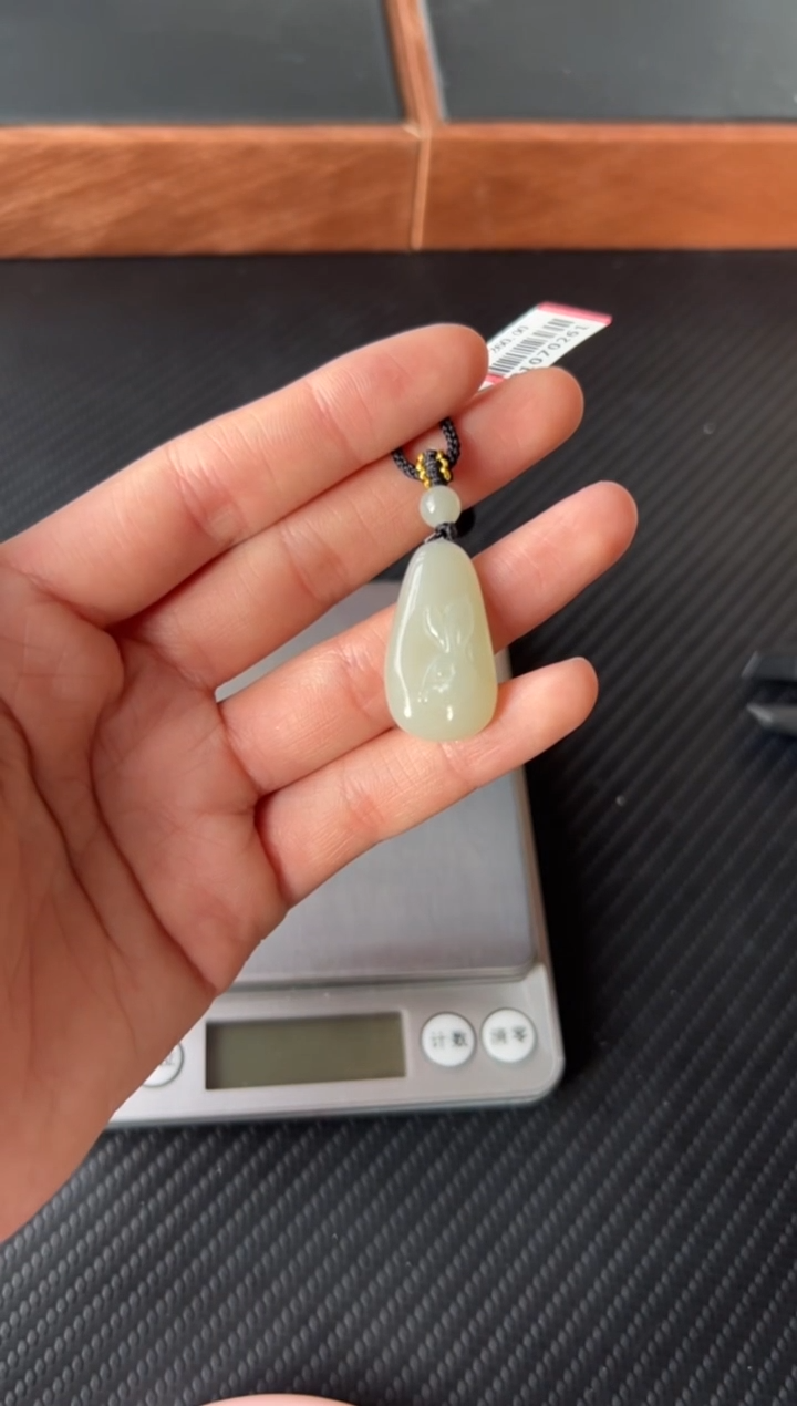 【闪购商品】和田玉吊坠(赠链)未镶嵌且末微色差近矿