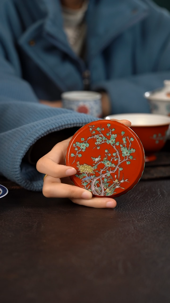 【闪购商品】杯云霞珍藏古彩珊瑚红梅兰竹菊圆饼盖置