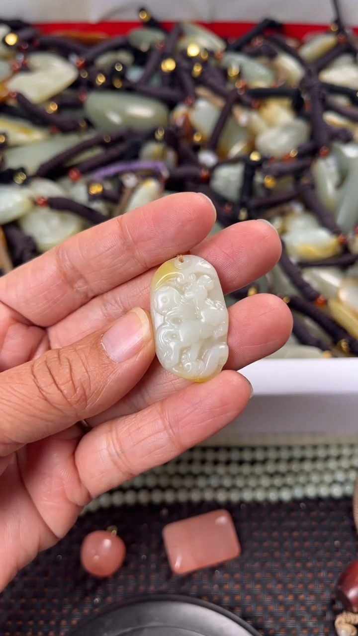 【闪购商品】和田玉颈饰未镶嵌多样性发货没有证书拍一发一有瑕