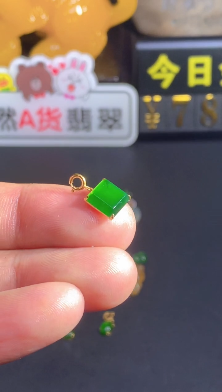 颈饰18K金镶嵌翡翠   