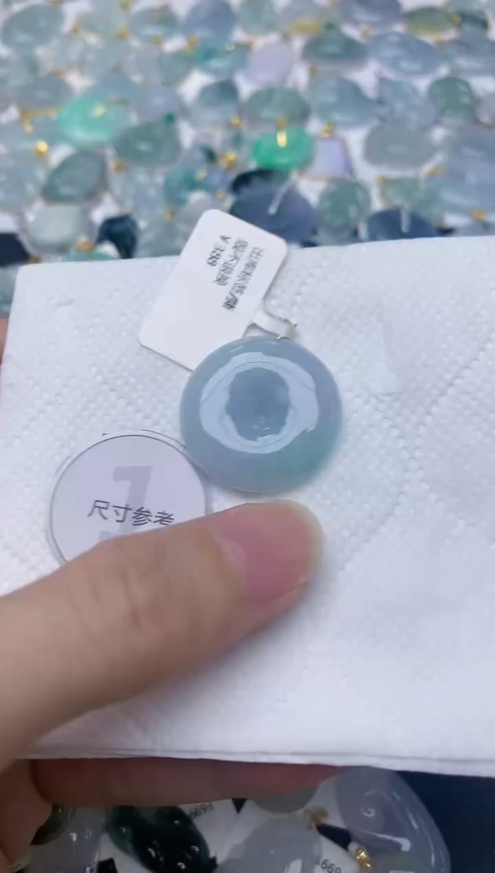颈饰18K金镶嵌翡翠天然A货翡翠