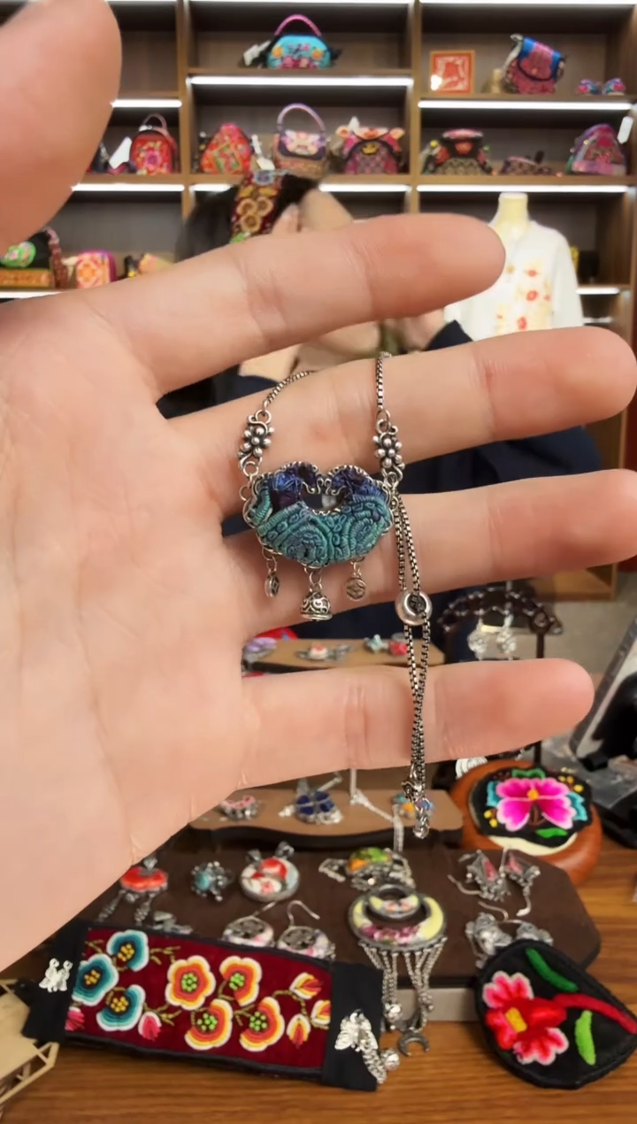 【闪购商品】织绣110蒙阿苏苗绣传承