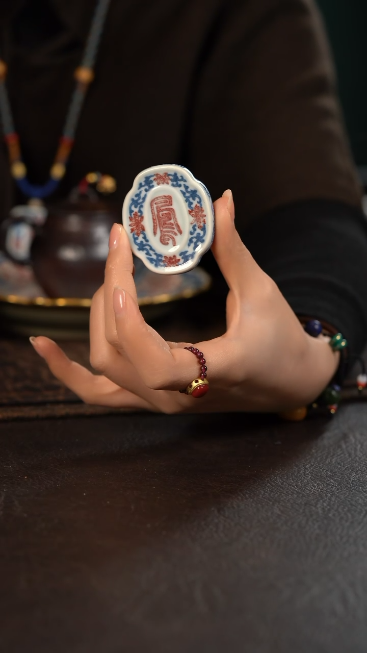 【闪购商品】杯贵红窑青花釉里红龙凤呈祥斋戒牌海棠形