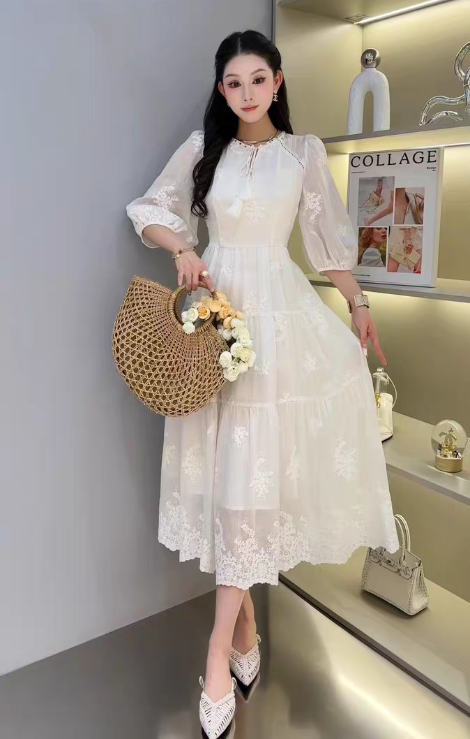 6068芭莎家刺绣系带连衣裙