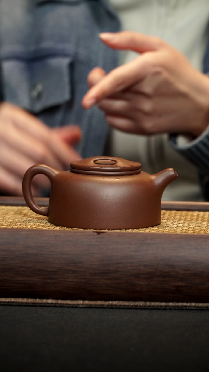 【闪购商品】紫砂茶壶石民款牛盖莲子壶