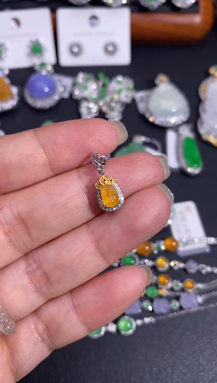 【闪购商品】翡翠颈饰18K金镶嵌吊坠