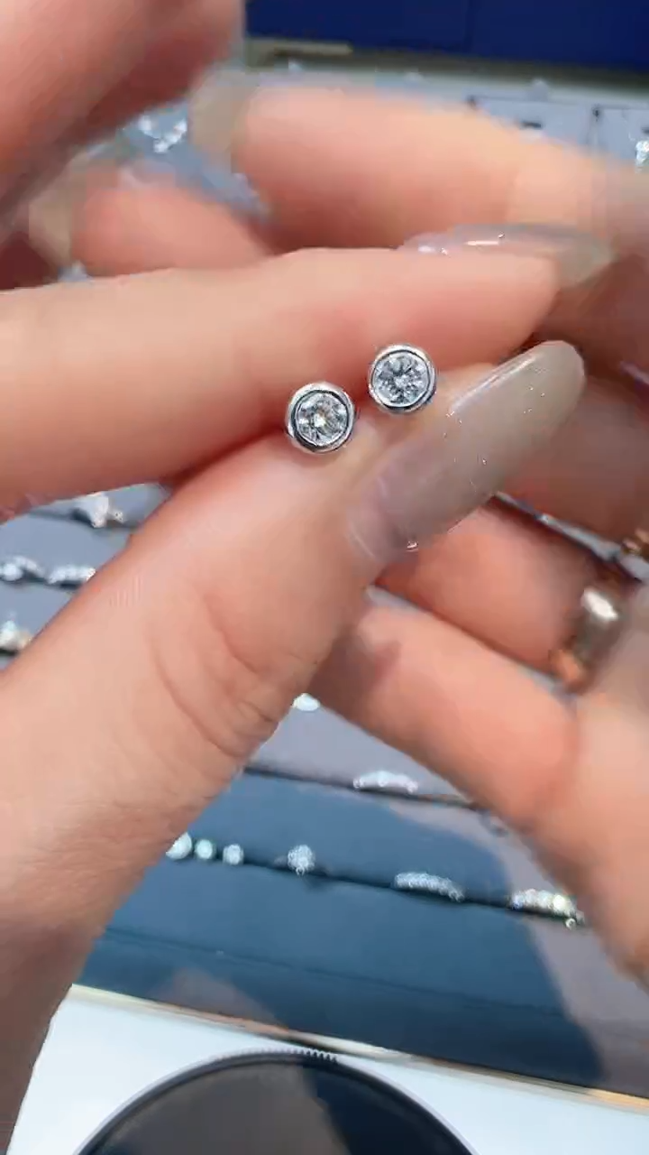 【闪购商品】钻石耳饰18K金镶嵌耳钉