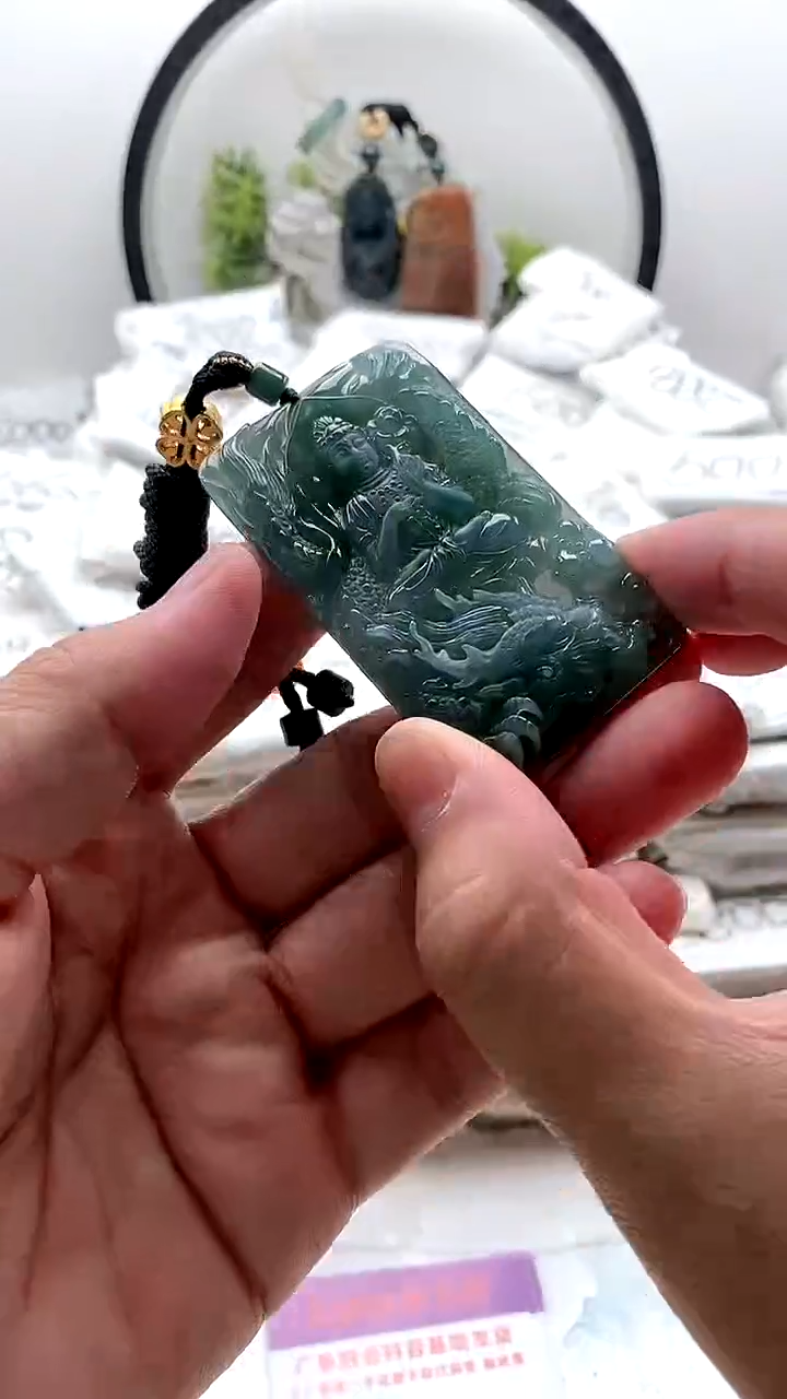 翡翠未镶嵌颈饰大势至