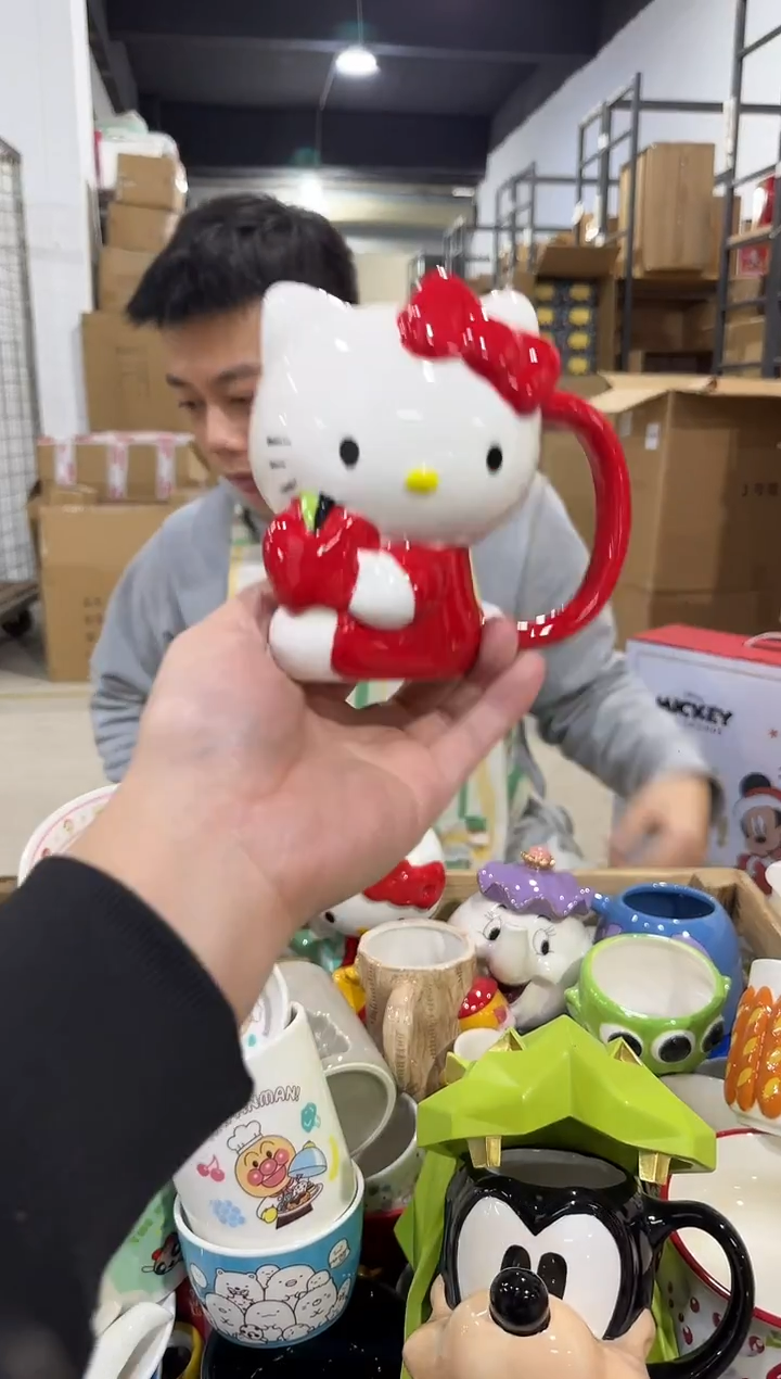 瓷片红色kt猫抱苹果全身杯