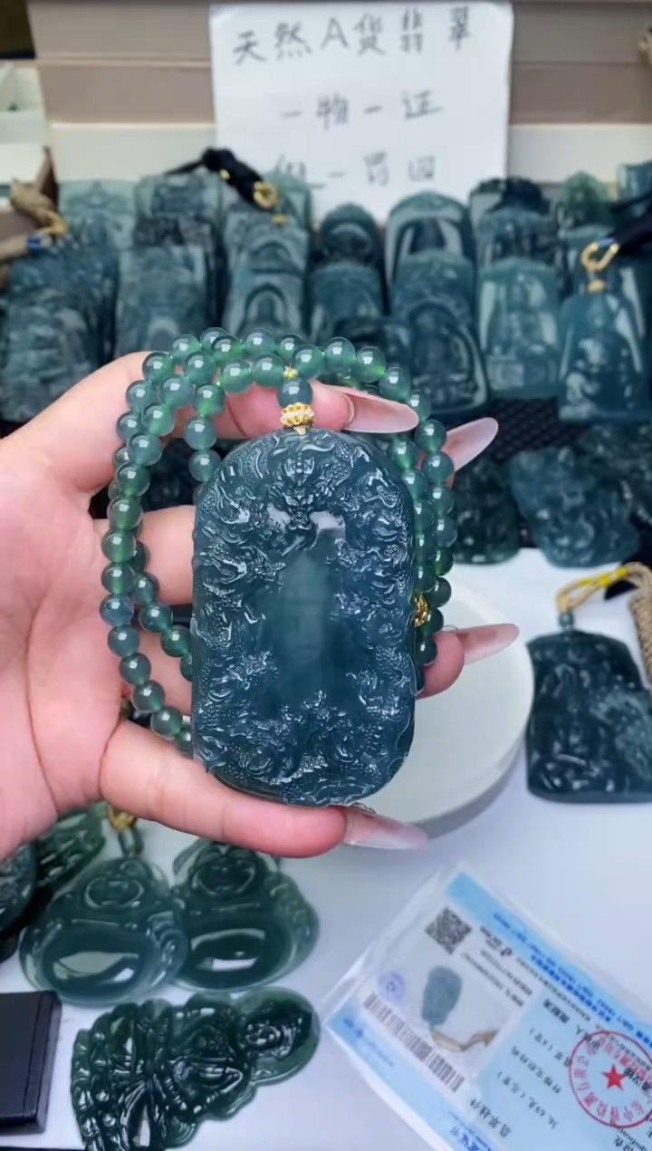 颈饰未镶嵌翡翠          