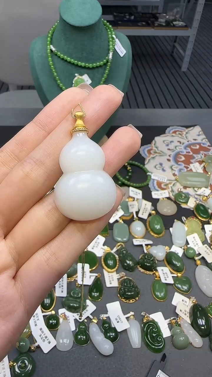 18K金镶嵌和田玉挂件 不含链