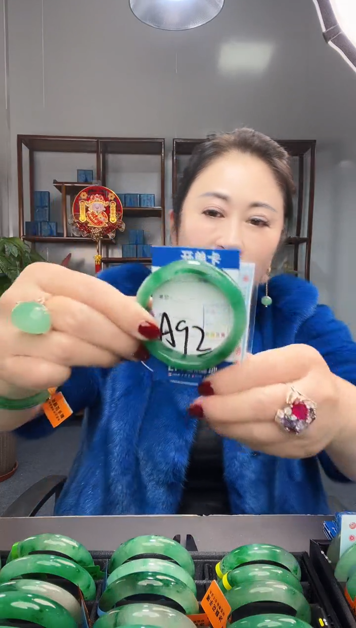 【闪购商品】石英质玉手镯未镶嵌非洲翠