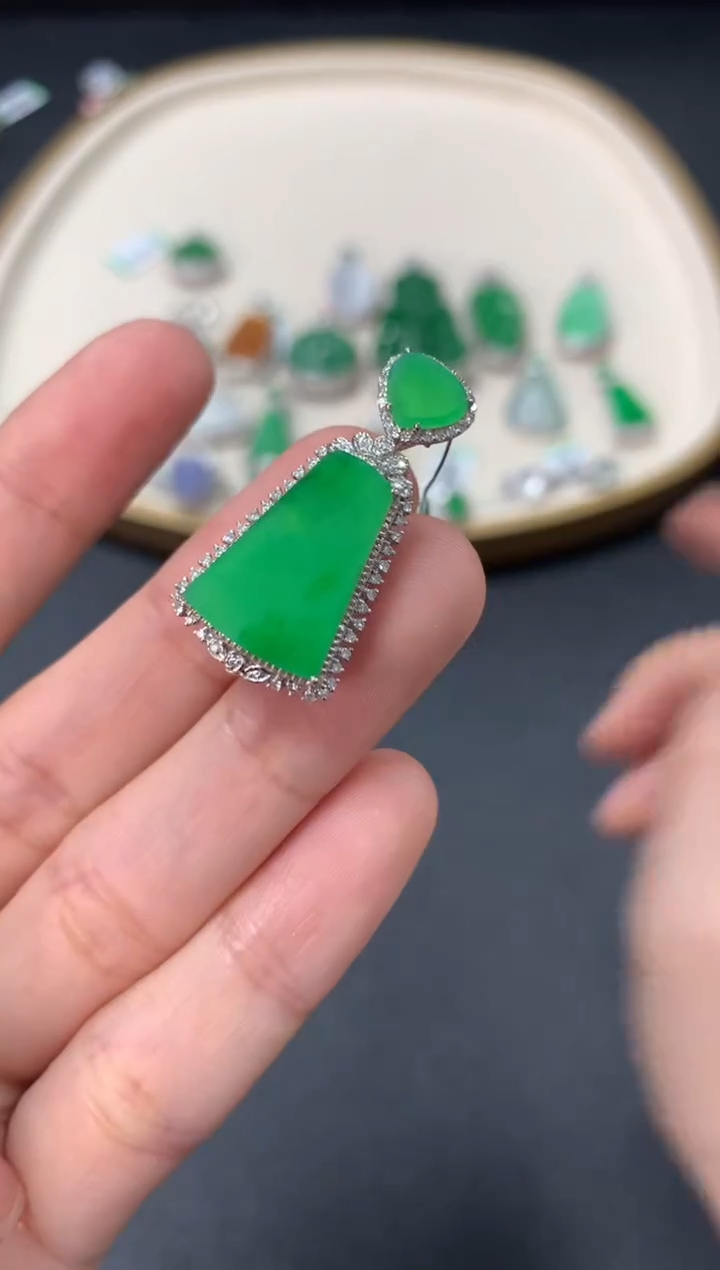 【闪购商品】翡翠吊坠(不含链)18K金镶嵌13800