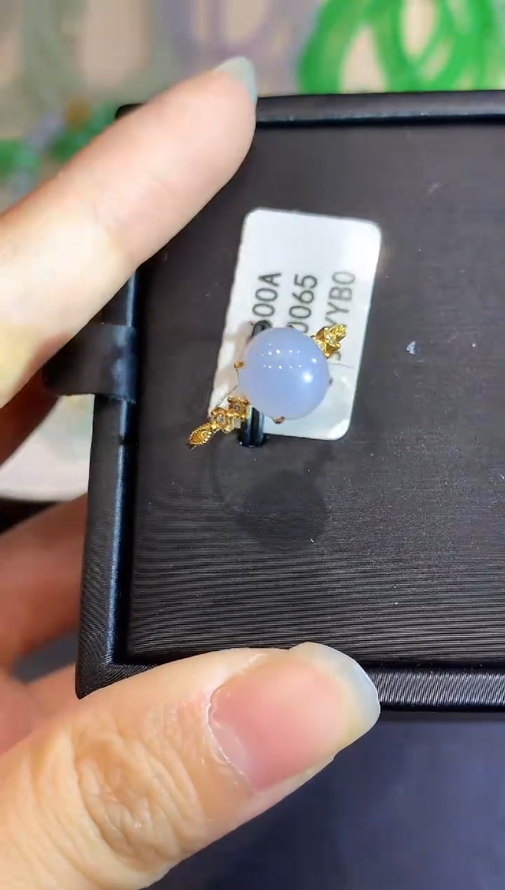 18K金镶嵌戒指翡翠多样性发其一