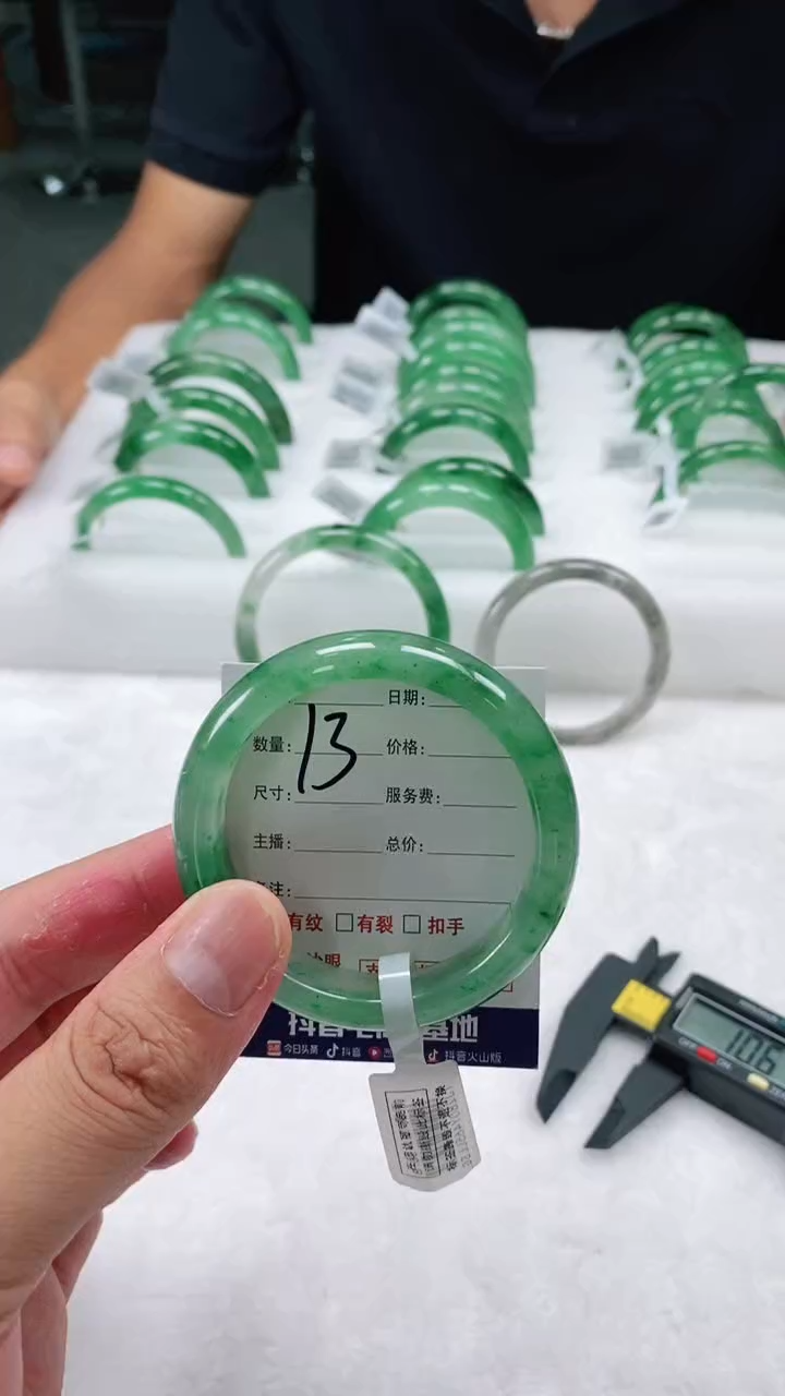 未镶嵌手镯石英质玉50+