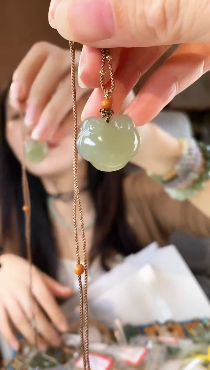 和田玉未镶嵌颈饰如意