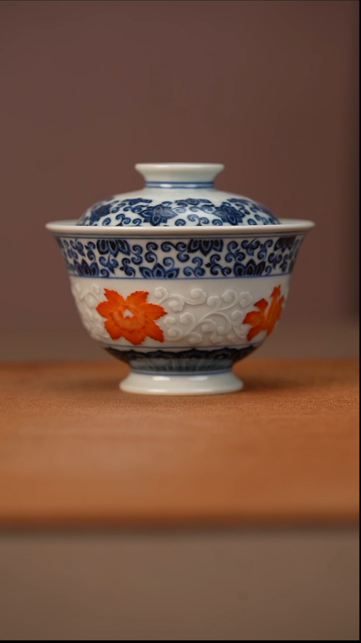 陶瓷又见春风青花雕刻矾红花卉盖碗