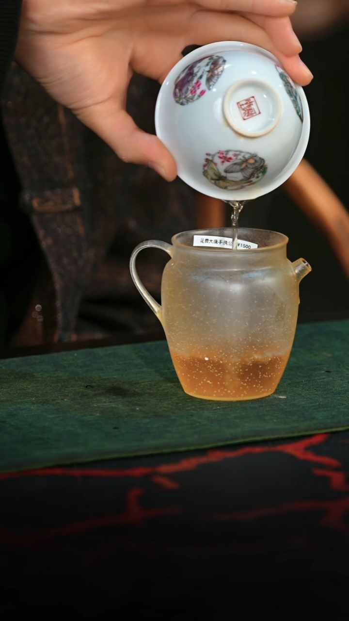 與山堂花舞大唐手执琥珀公杯