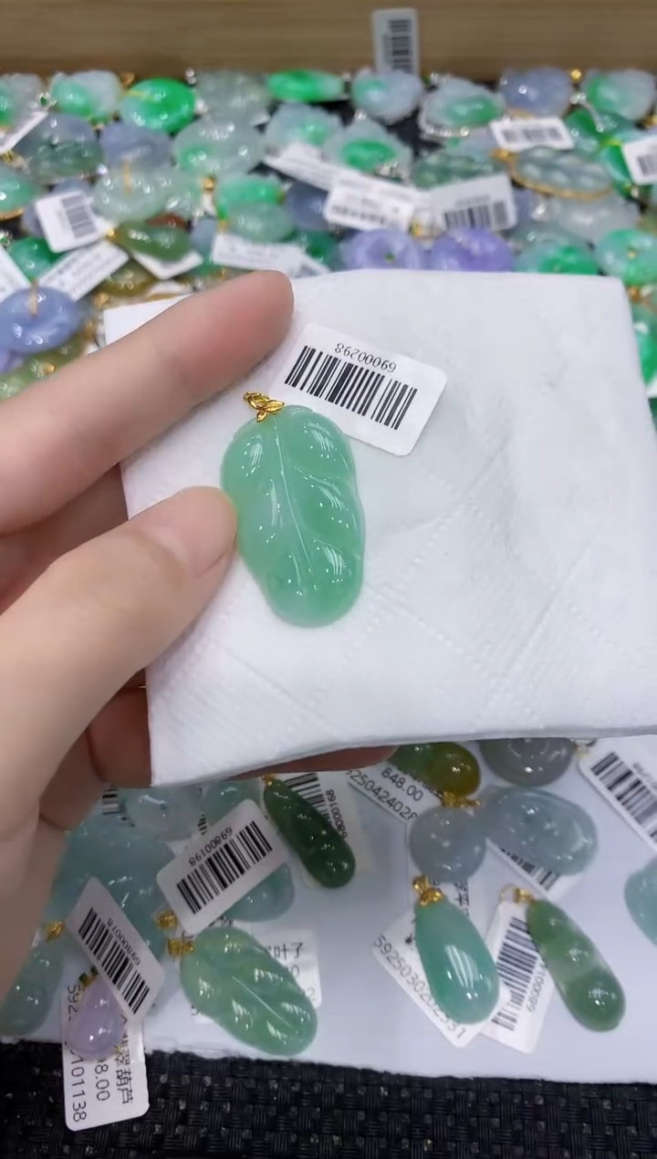 翡翠18K金镶嵌颈饰111111111