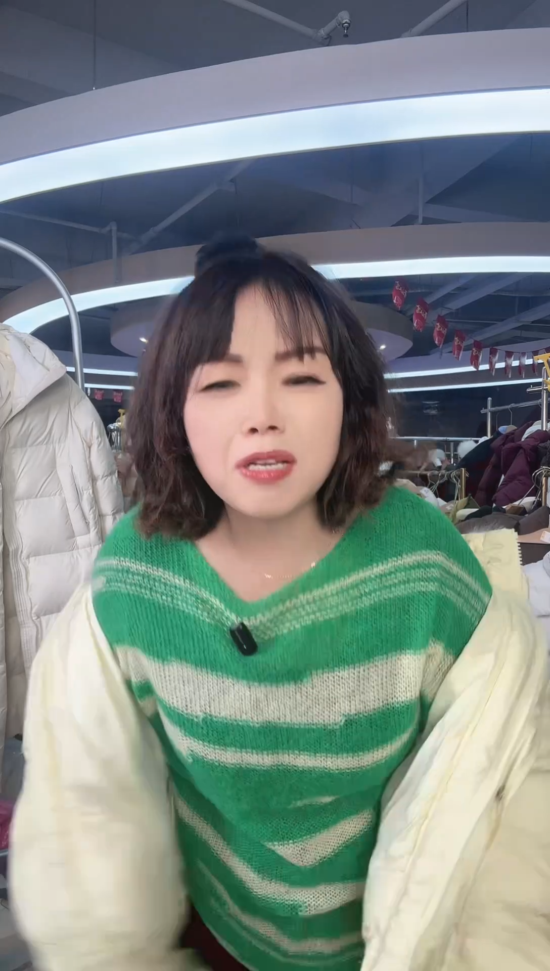 白*178  黄色带毛领羽绒服