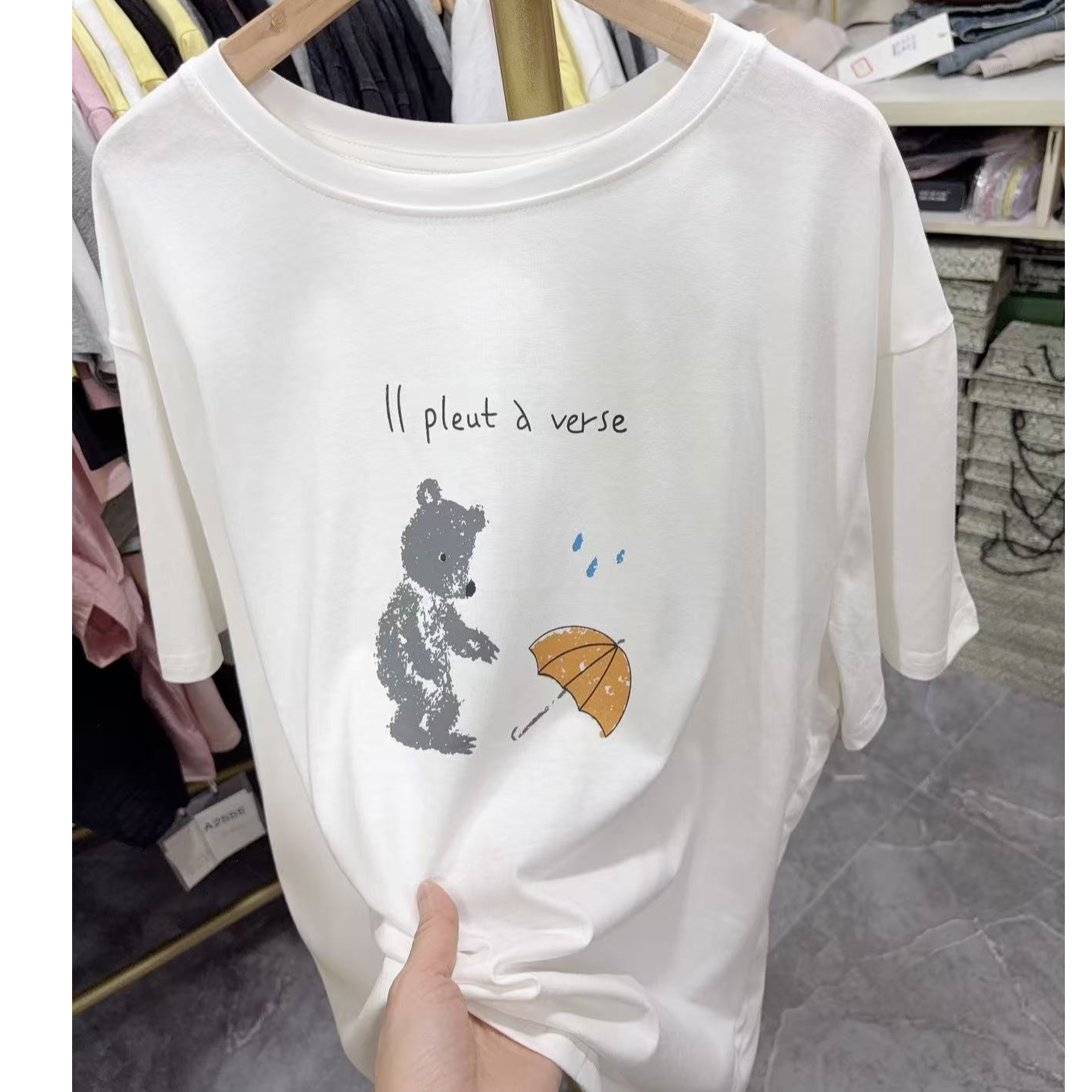 A2701白英文雨伞熊印花时尚T恤